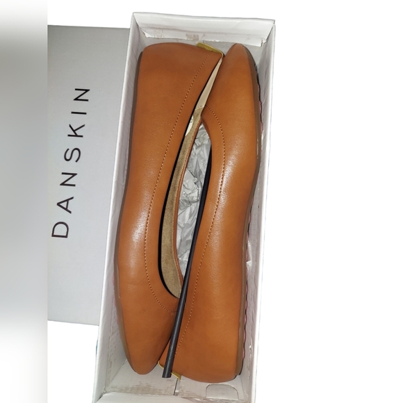 NIB Danskin Poise Slip On Ballerina Flat Shoes - Camel - Size 10 - Picture 8 of 8